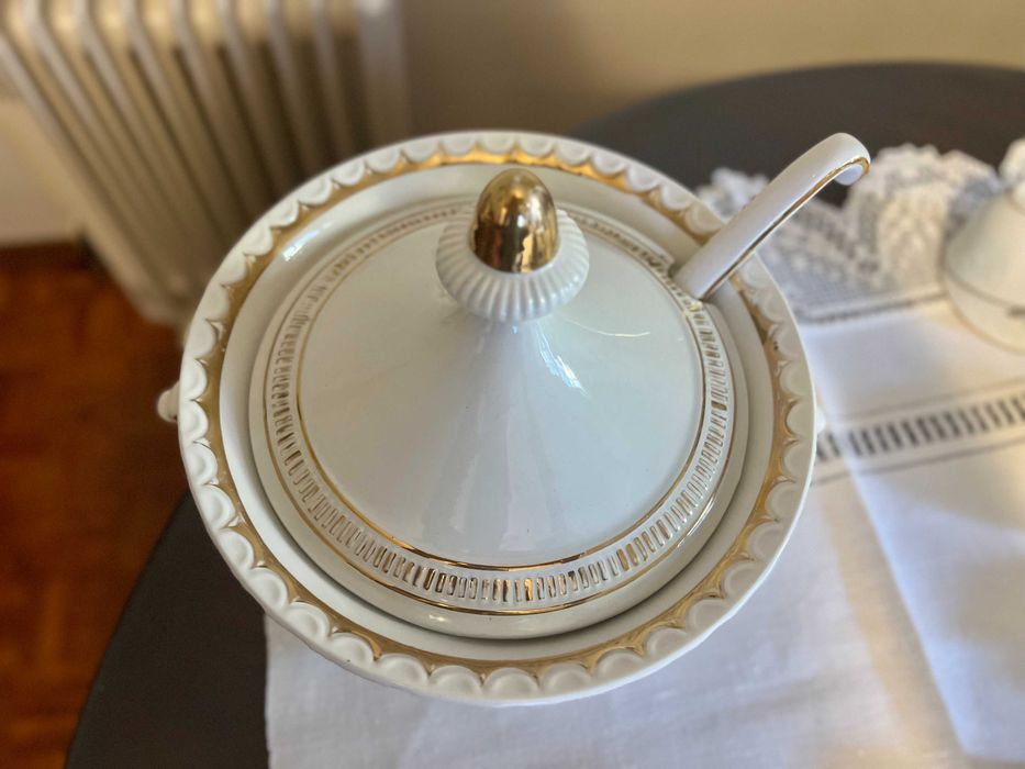 Terrina De Sopa e Concha com desenhos florais e rebordo em fio dourado