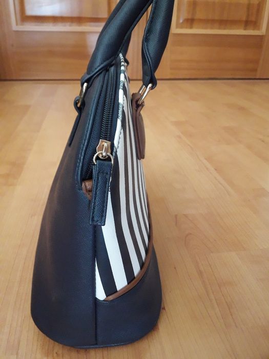 Mala azul escura com riscas brancas