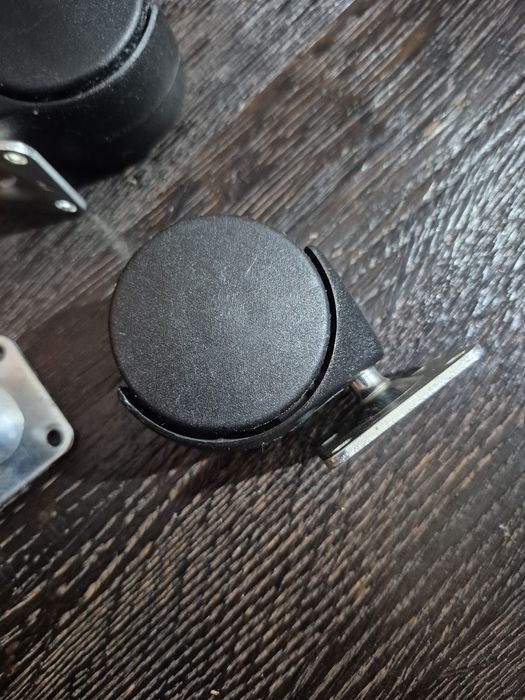 Kółka obrotowe plastikowe.