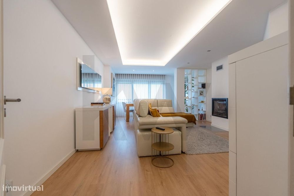 Apartamento T3 com Garagem, Totalmente Remodelado na Urbanização Ar e