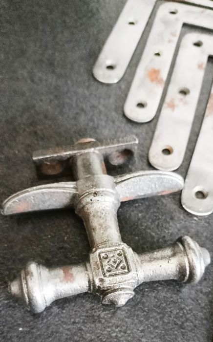 Stare Antyk  okucia okienne, klamki, zawiasy, klucze, mos