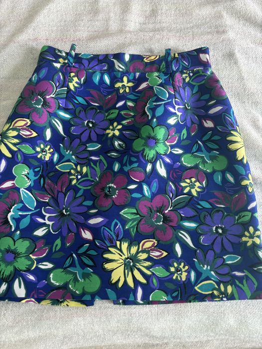 Krotka kwiecista spodnica mini