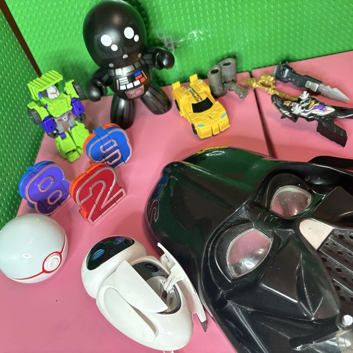 коллекция различных игрушек и фигурок.