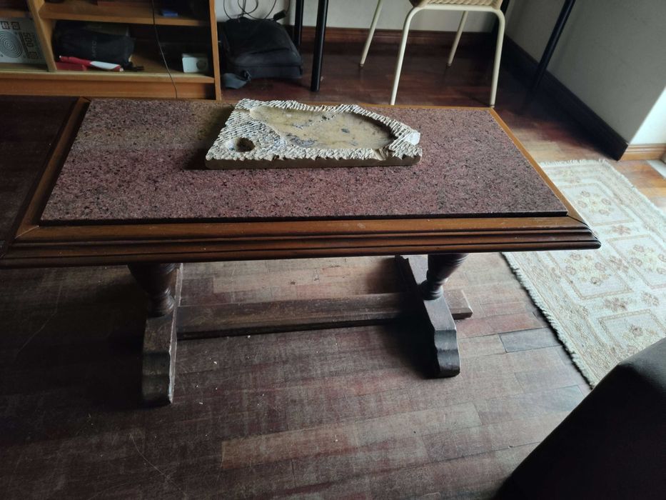 Mesas, espelhos e candeeiros de teto