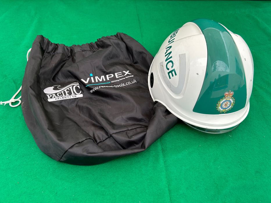 Vários sacos/bolsas de atendimento médico de emergência novos e usados