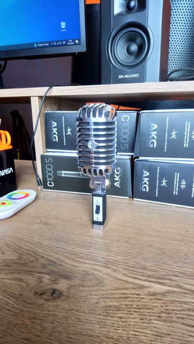 Динамічний мікрофон в стилі ретро.