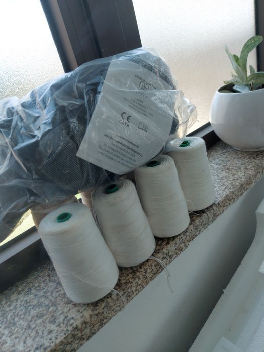 8 bobinas de fio de algodão e 10 Pares de luvas marca juba