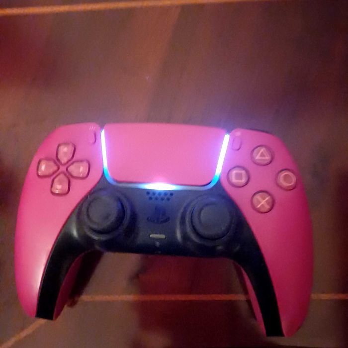 Playstion 5 rosa com um comando rosa de disco