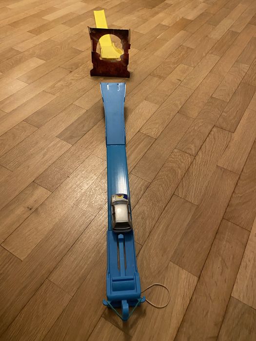 Pista burago com salto e mecanismo de disparo