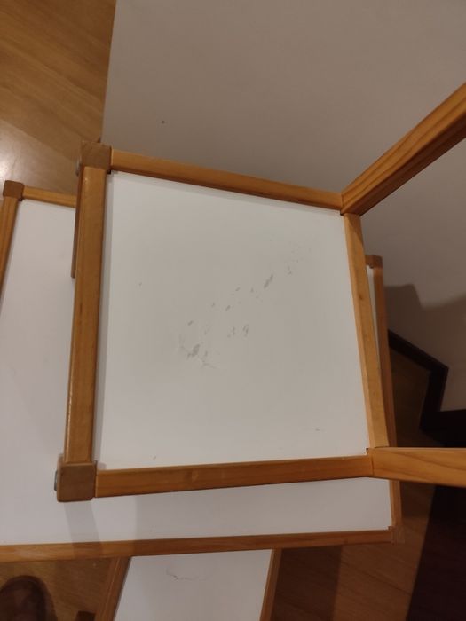 Mesa com 2 cadeiras de criança