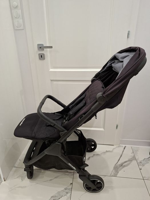 Wózek spacerowy Easywalker -stan bardzo dobry


---

Wózek spacerowy E