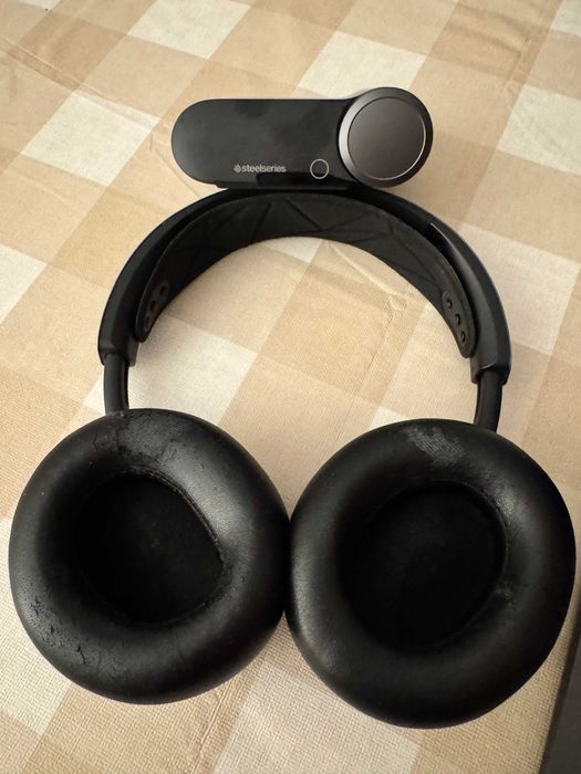Headset SteelSeries Arctis Nova Pro Wireless (Xbox / PC / PS5) c/ Caixa e cancelamento de ruído