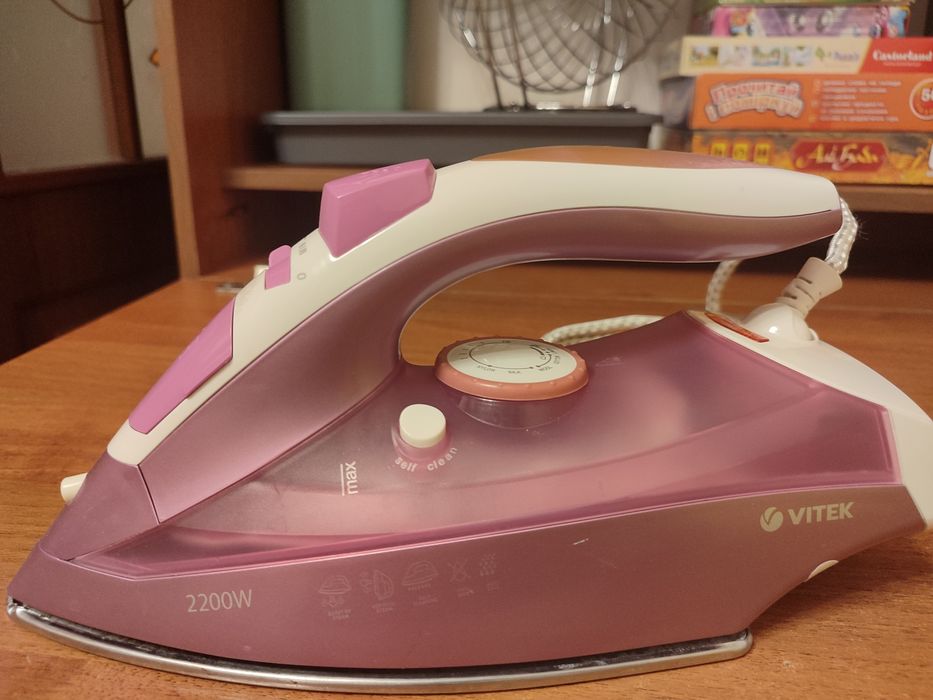 Утюг Vitek VT-1210 полностью рабочий в хорошем состоянии