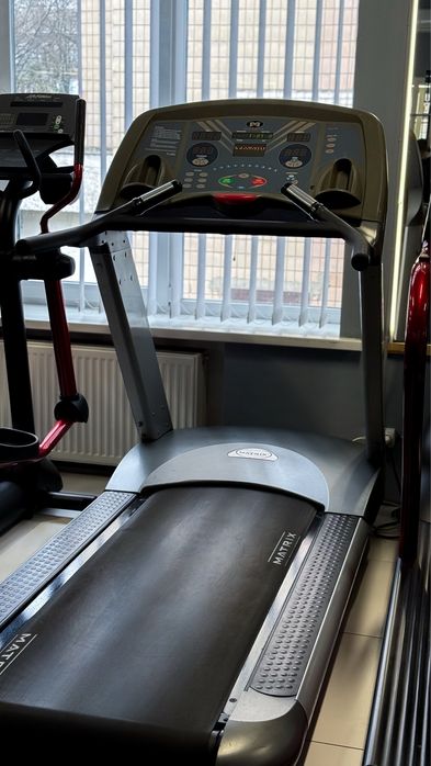 Продам бігову доріжку Technogym Run 500