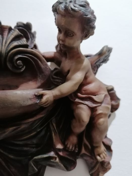 Estatueta de 2 anjos em marfinite, segurando uma pequena taça