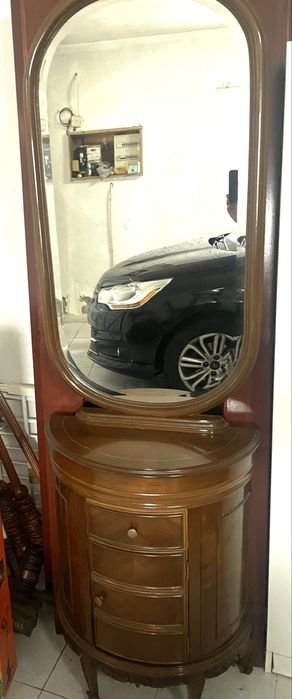 Mobília em madeira de castanheiro