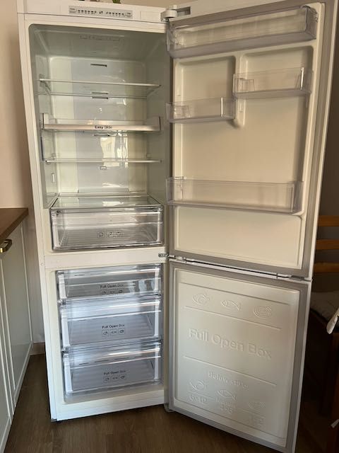 Frigorífico Combinado SAMSUNG (No Frost - 178 cm - 311 L - Branco)