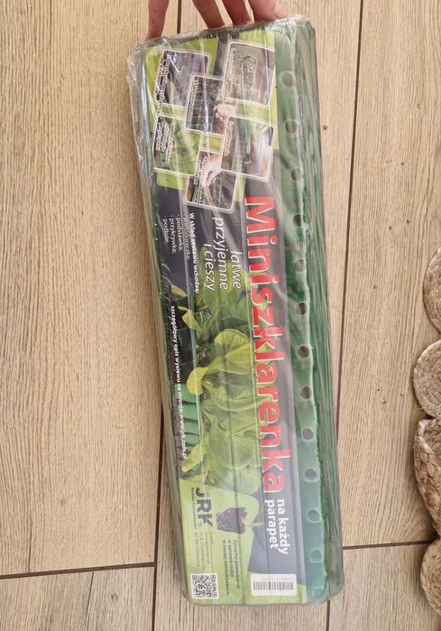 Miniszklarnia na parapet z podłożem