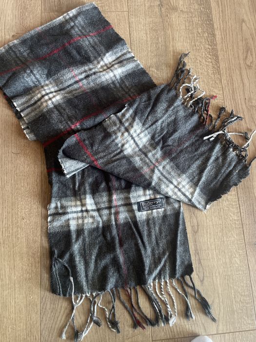 Szalik burberry w kratke odmiany szarego