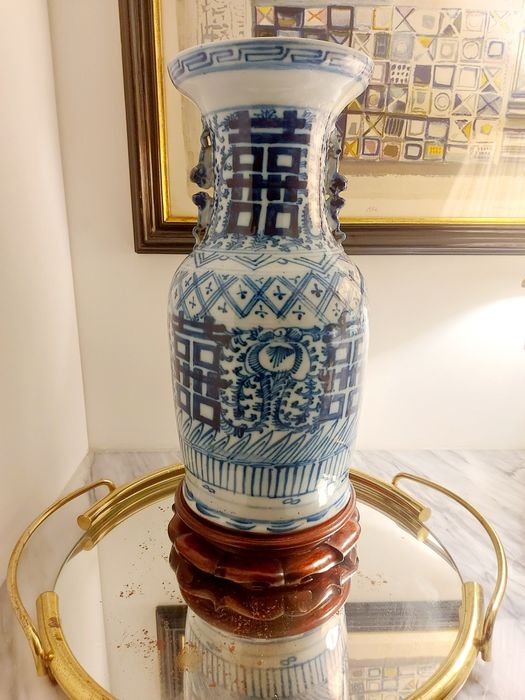 Jarrão azul e branco em porcelana da china do século XIX.