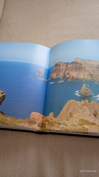 Livro histórico sobre os Açores e Madeira