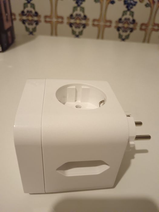 Tomada com entradas europeias e usb