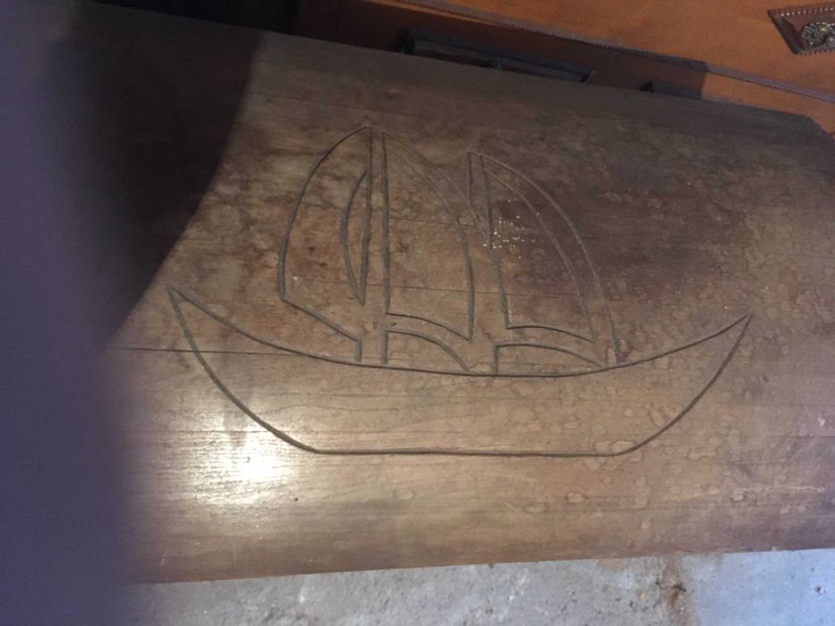 Arca em madeira maciça com gravação de caravela