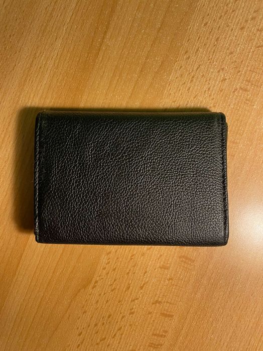 Damski elegancki czarny skórzany portfel z pozłacanymi elementami .