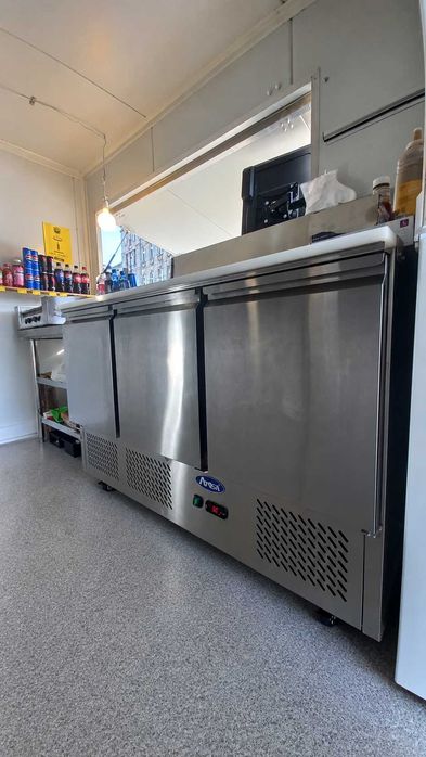Przyczepa gastronomiczna z wyposażeniem