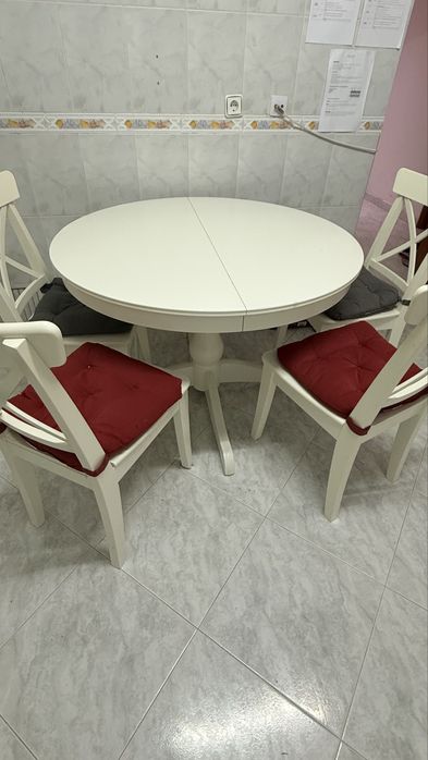 Mesa branca de cozinha com 4 cadeiras