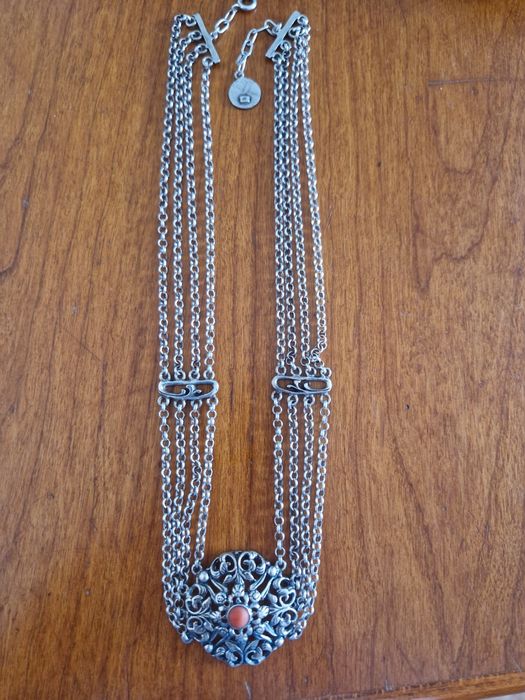 Srebny naszyjnik z koralem