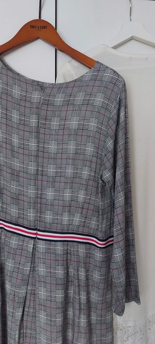Sukienka r.Xl CARRY w krateczkę +kardigan ecru z koronką