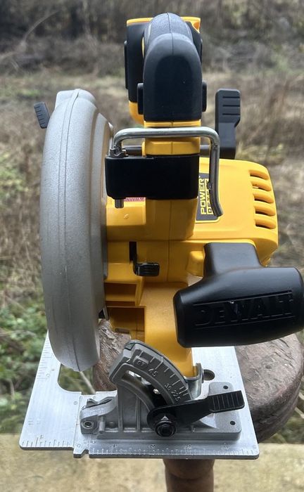 Паркетна DeWalt DCS574