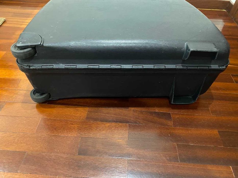 Mala de viagem média, rígida e preta da marca Delsey