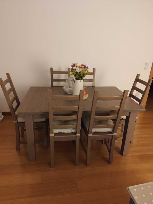 Mesa de jantar com cadeiras