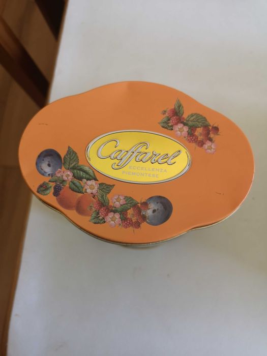 Caixas de lata não muito antigas