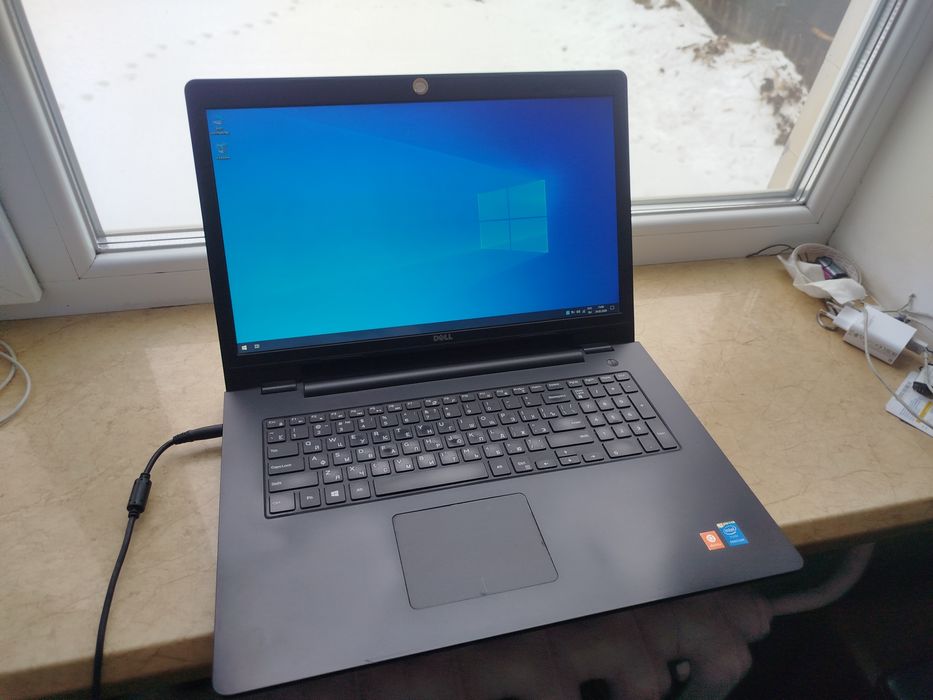 Великий Ноутбук Dell  17.3" pentium 3558