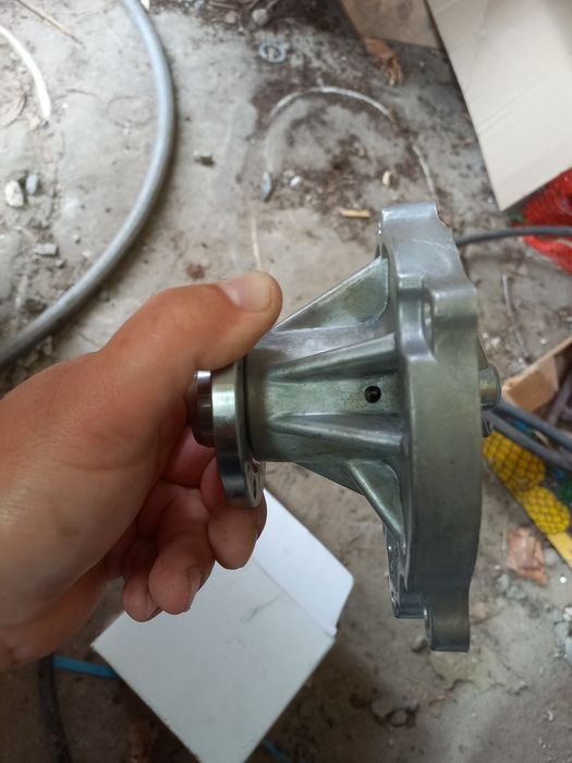 Водяна помпа нова ,погрущик Nissan