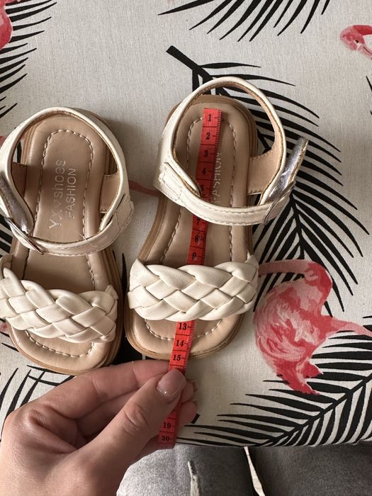 Босоніжки дуже стильні нарядні 22 14,5