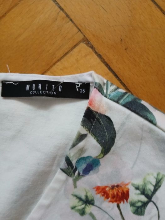 Sukienka za kolana  Mohito  na białym tle  kwiatki 36