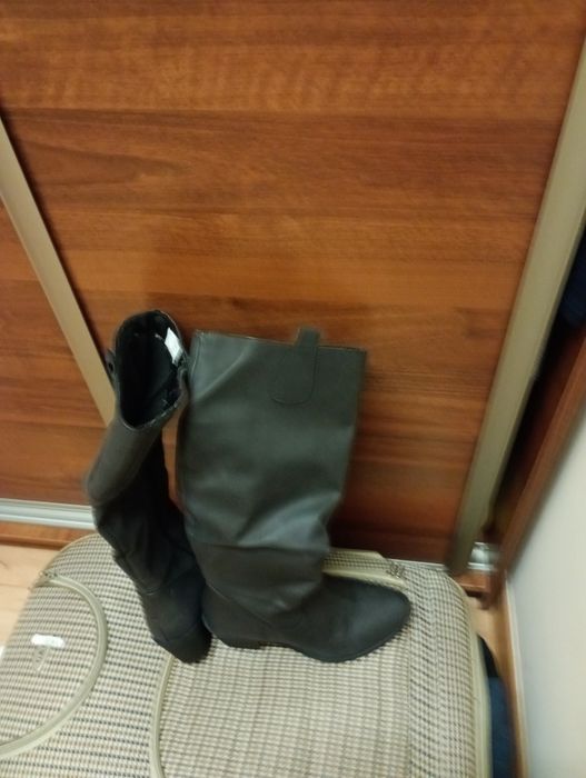 Piękne buty szare zasuwane na zamek z boku.