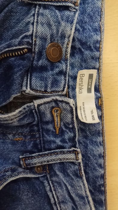 calças azuis rasgadas