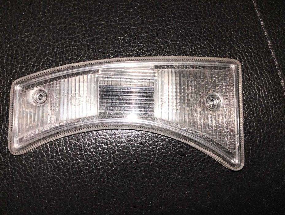 Vendo vidro de farol direito Volvo P144