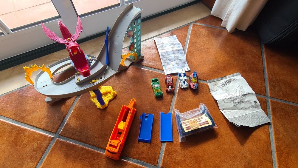 Hot wheels com 4 carrinhos