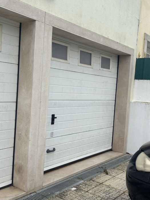 Portão de garagem com motor