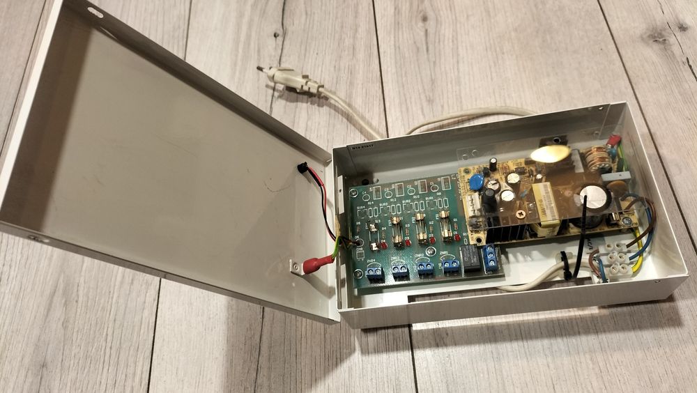 Zasilaczdo kamer  4 kanałowy cttv