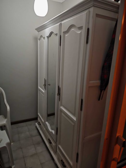 Armários, sala e quarto cada um 400€