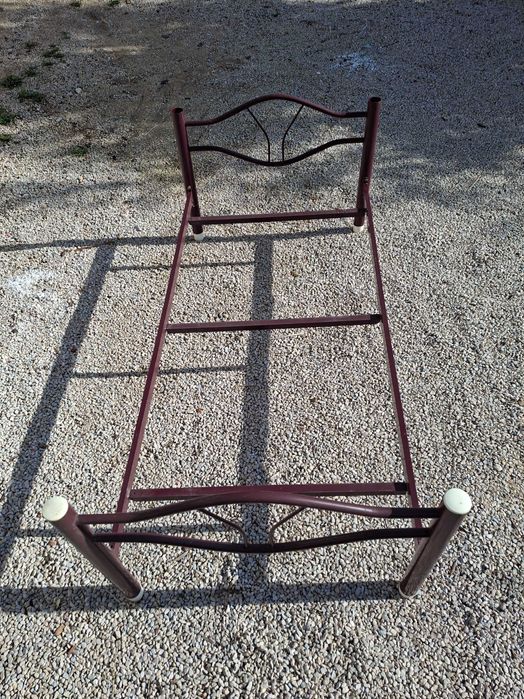 Estrutura de cama individual mais colchão. Zona do Entroncamento.