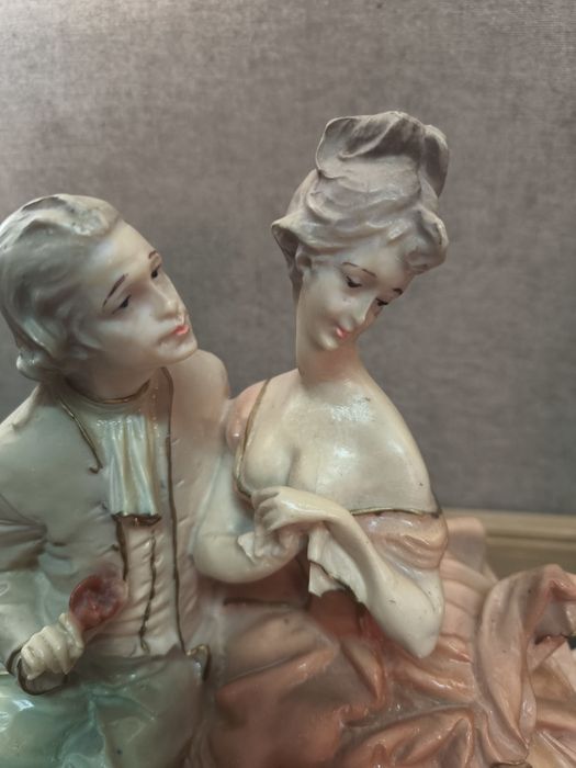 Estatueta Romântica - Cena Rococó/Neoclás.(Casal).
Linda estatueta dec