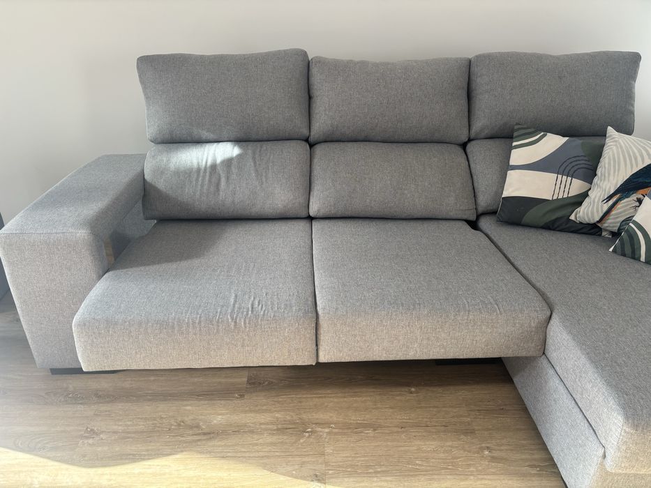 Sofá chaise longue com baú e puffs cinzento